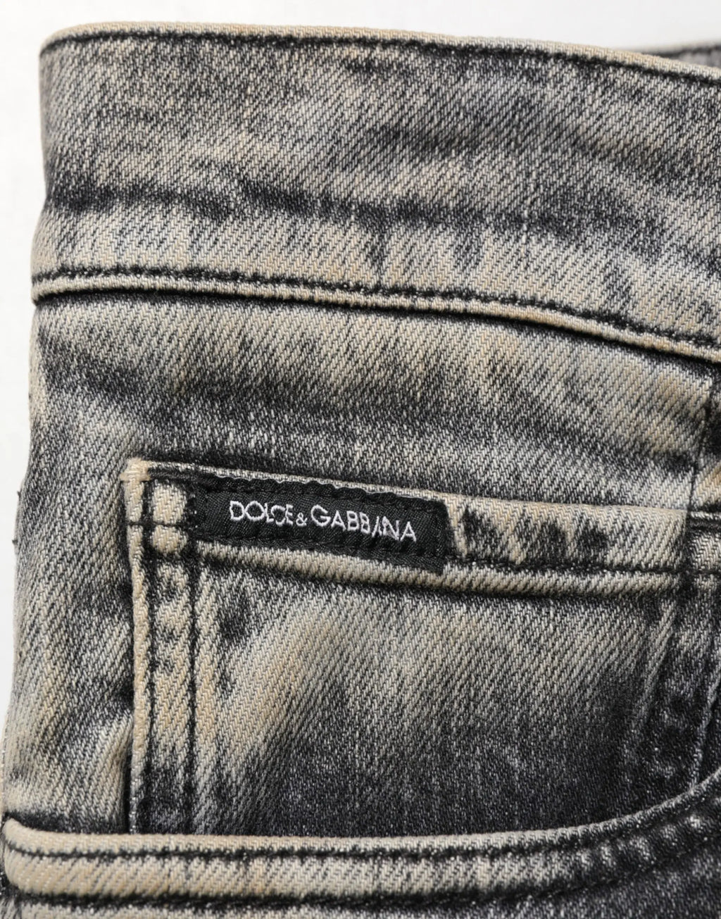 Vue arrière de jean slim gris en coton extensible pour hommes dolce & gabbana avec denim délavé noir et gris et étiquette de marque