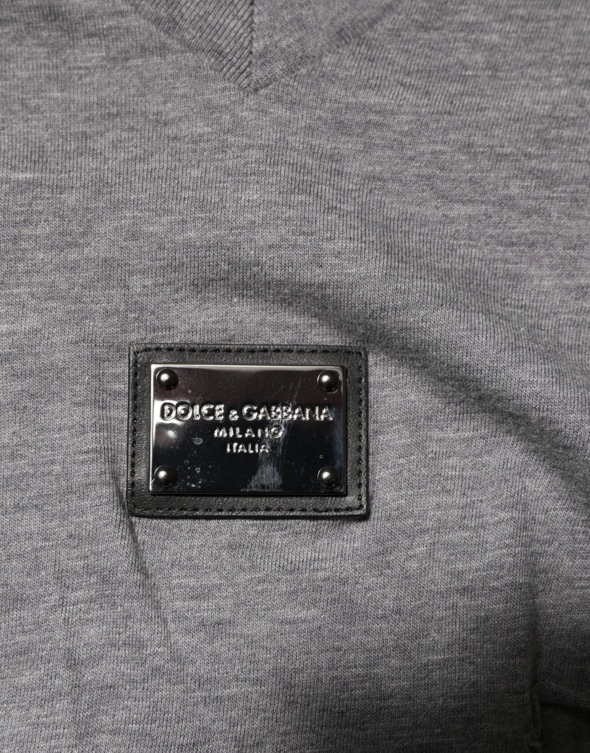 Pull dolce & gabbana gris en coton avec col en v et patch en cuir noir avec lettrage métal argenté