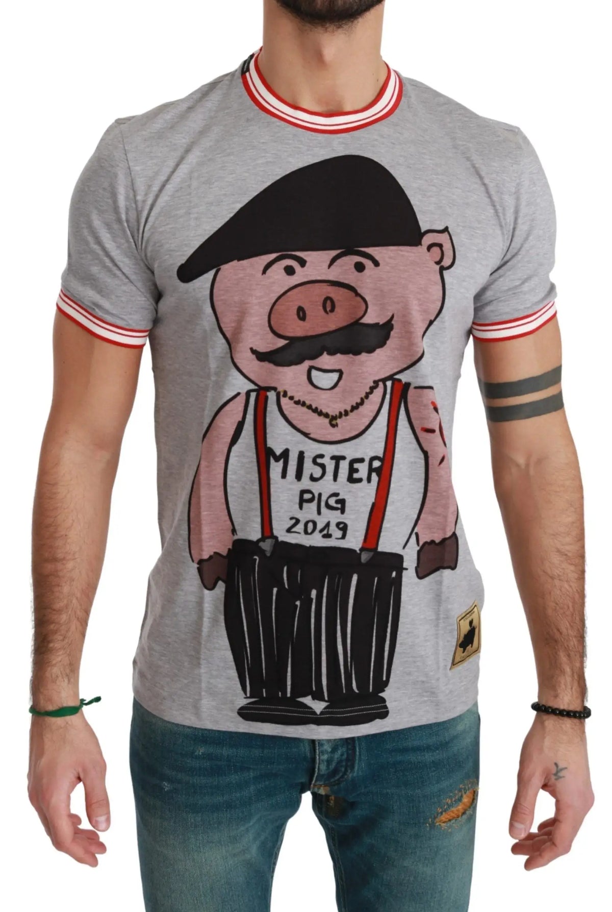 T-shirt gris en coton dolce & gabbana avec un personnage de cochon cartoon portant une casquette beret et bretelles