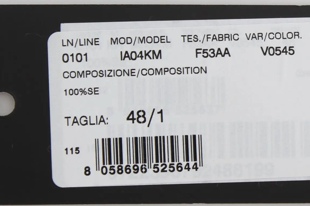 Étiquette blanche avec texte noir et code-barres montrant details d’un pull dolce & gabbana gris en soie col rond