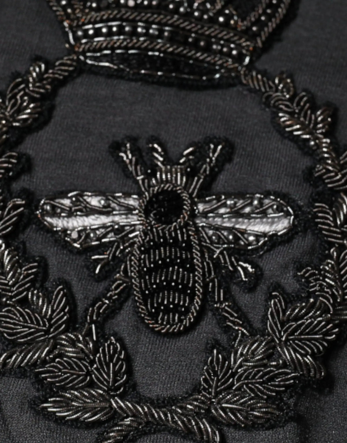 Pull léger dolce & gabbana gris avec broderie abeille noire perles et fil argent couronne et couronne de feuilles
