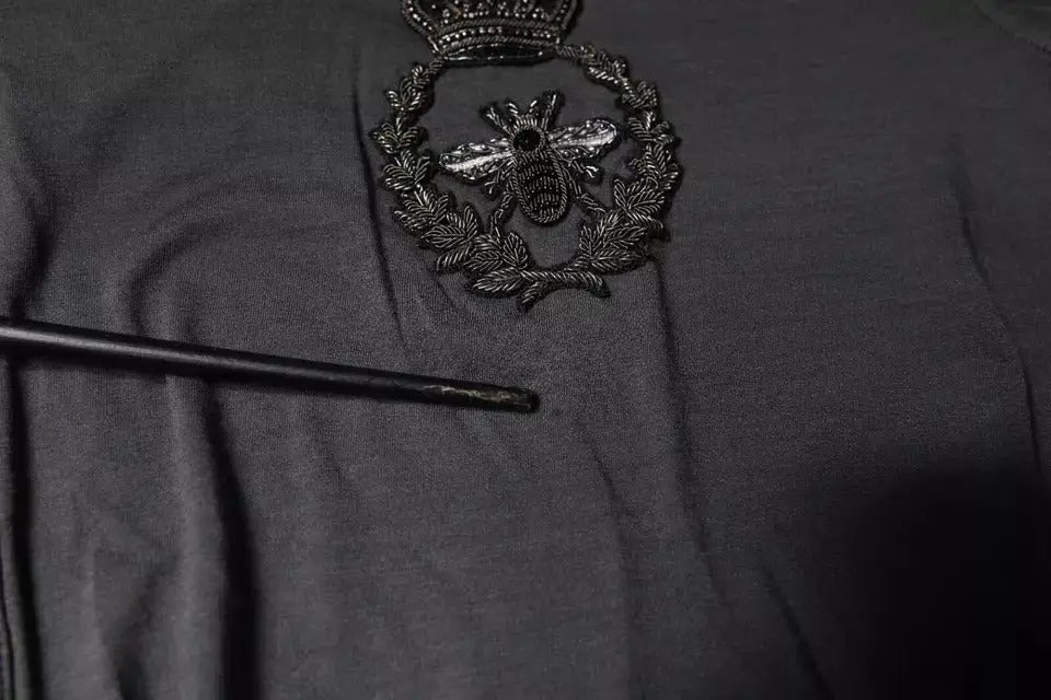 Patch noire brodée avec abeille, feuilles de laurier et couronne sur pull gris dolce & gabbana en tissu épais