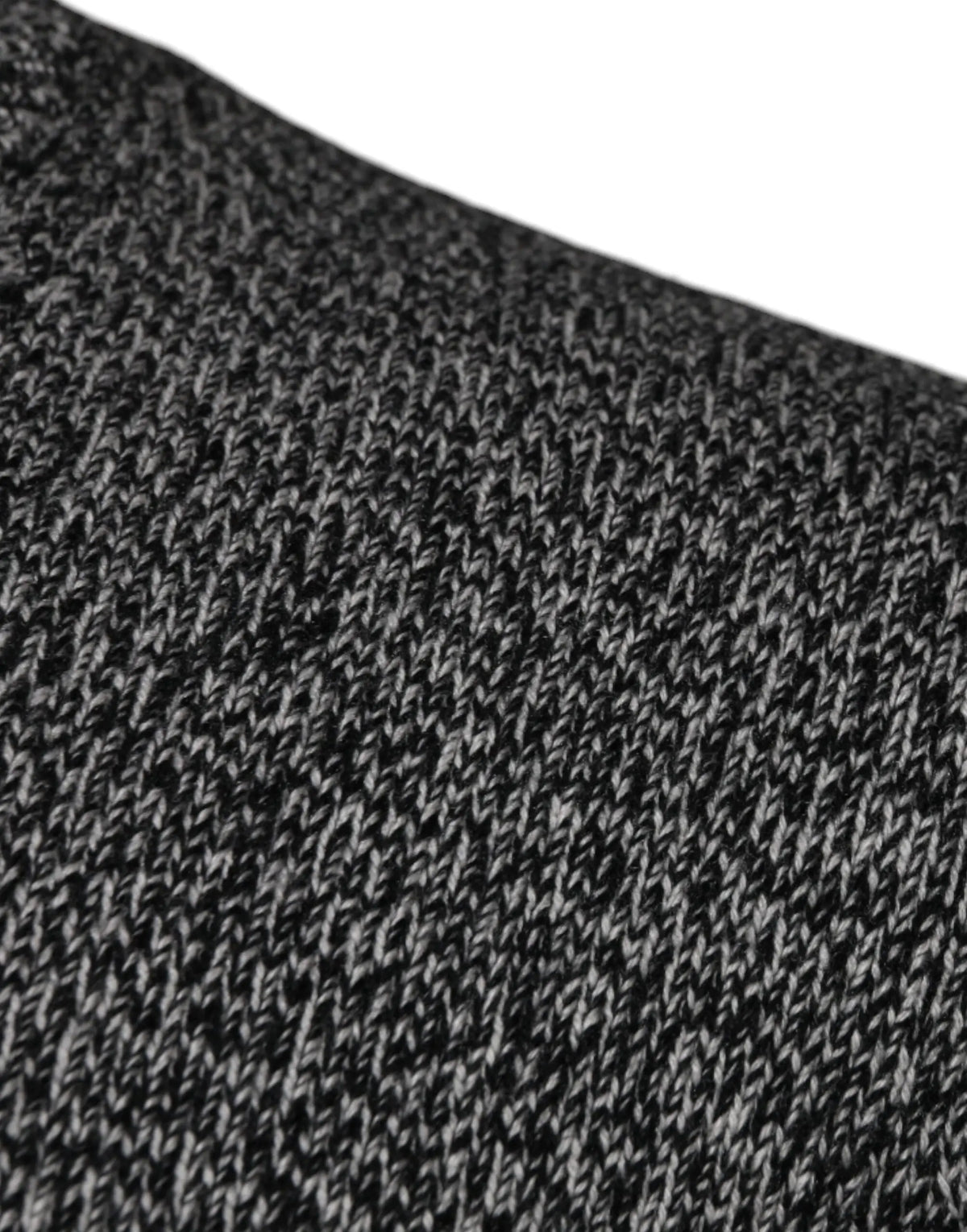 Gros plan sur un tissu tricoté chiné noir et gris du pull en cachemire dolce & gabbana gray crown king