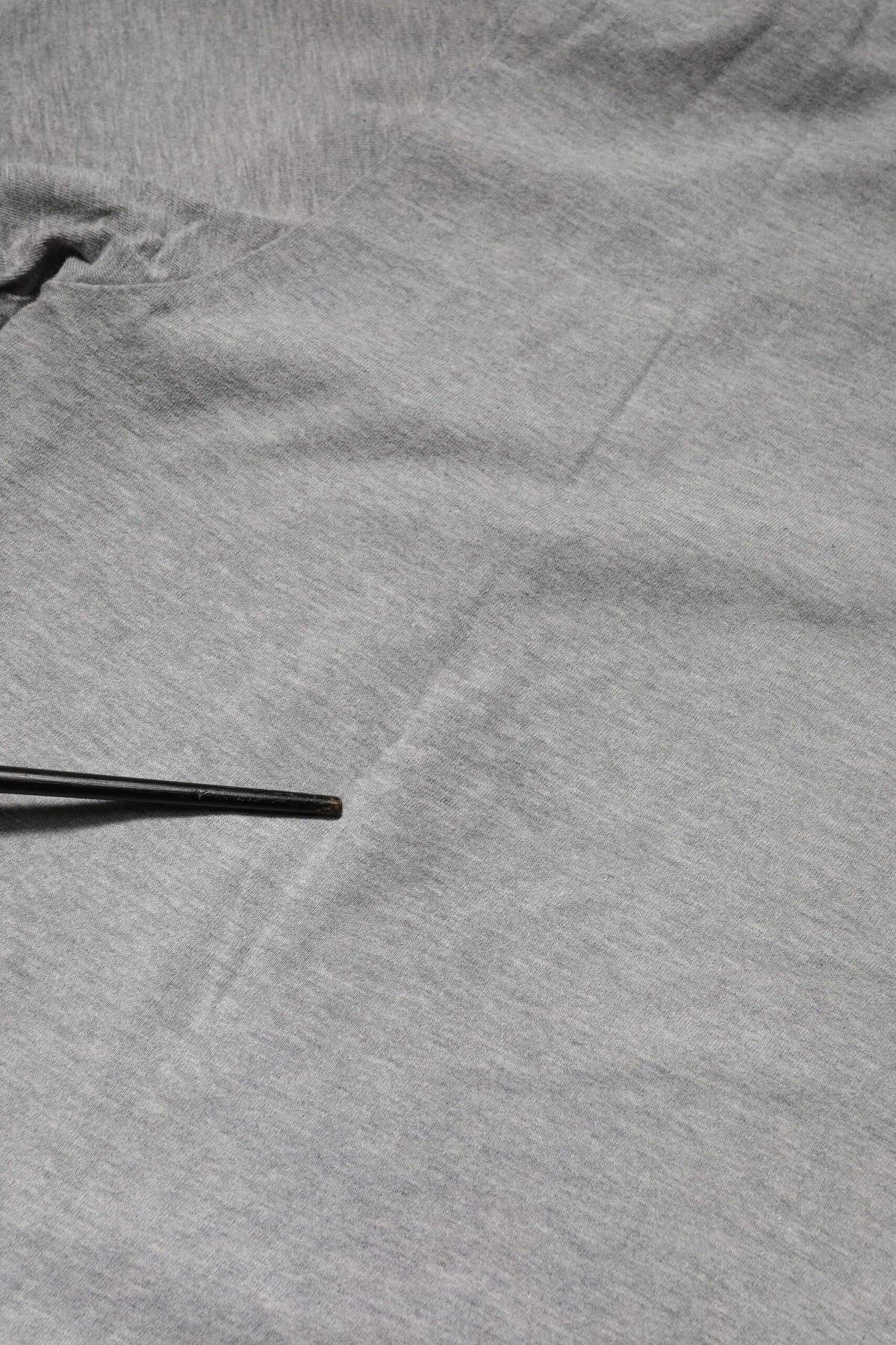 Dolce & gabbana t-shirt gris chiné en coton avec impression graphique dg et un stylo noir posé dessus