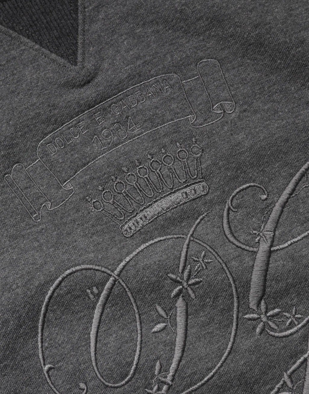 Pull gris dolce & gabbana avec logo brodé couronne et bannière détail du logo sur le devant