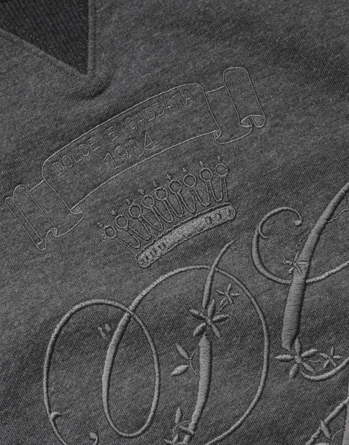 Pull gris dolce & gabbana avec logo brodé couronne et bannière détail du logo sur le devant