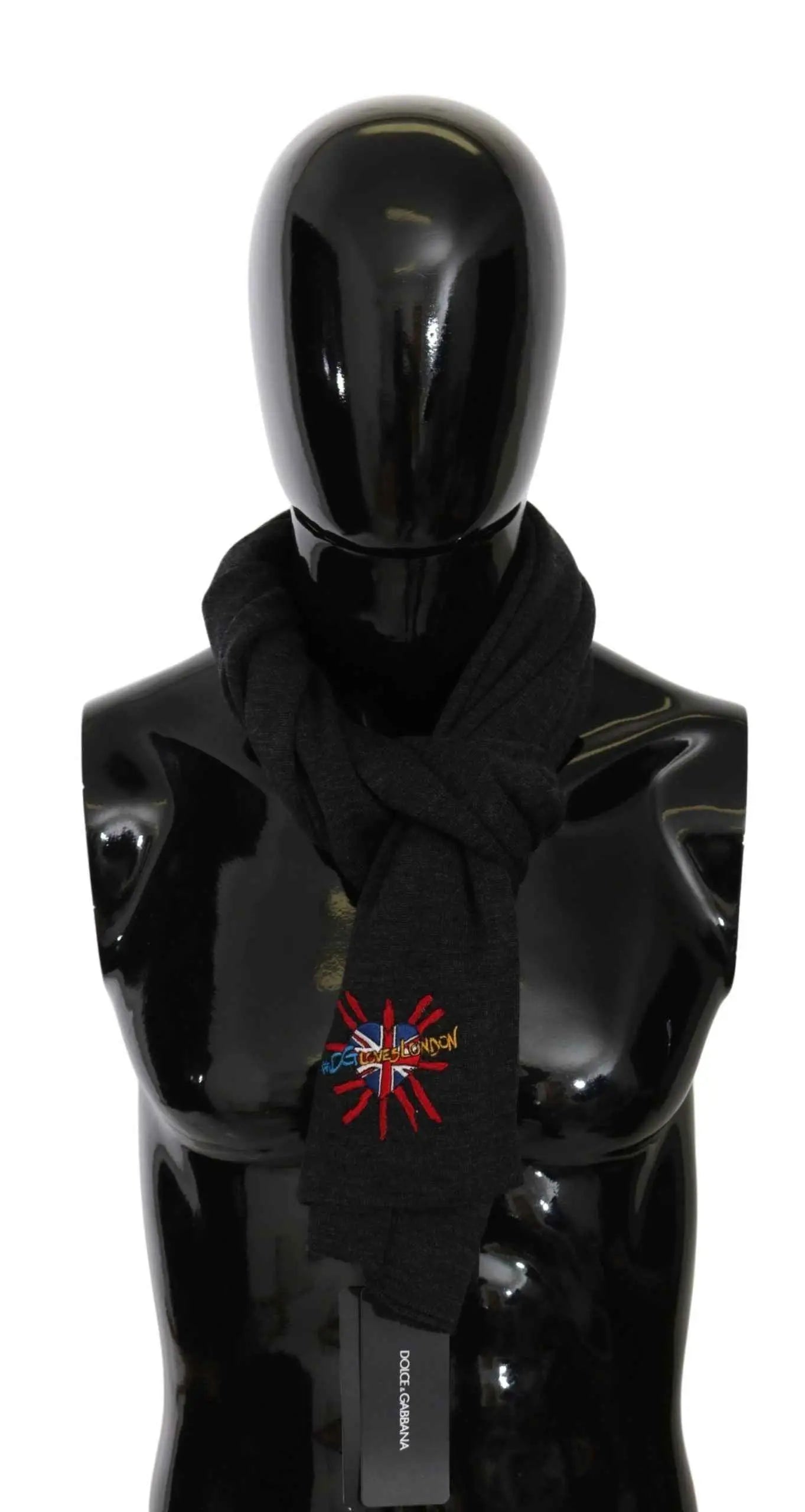 Écharpe en laine noire dolce gabbana avec broderie union jack et étoile rouge affichée sur un mannequin noir brillant