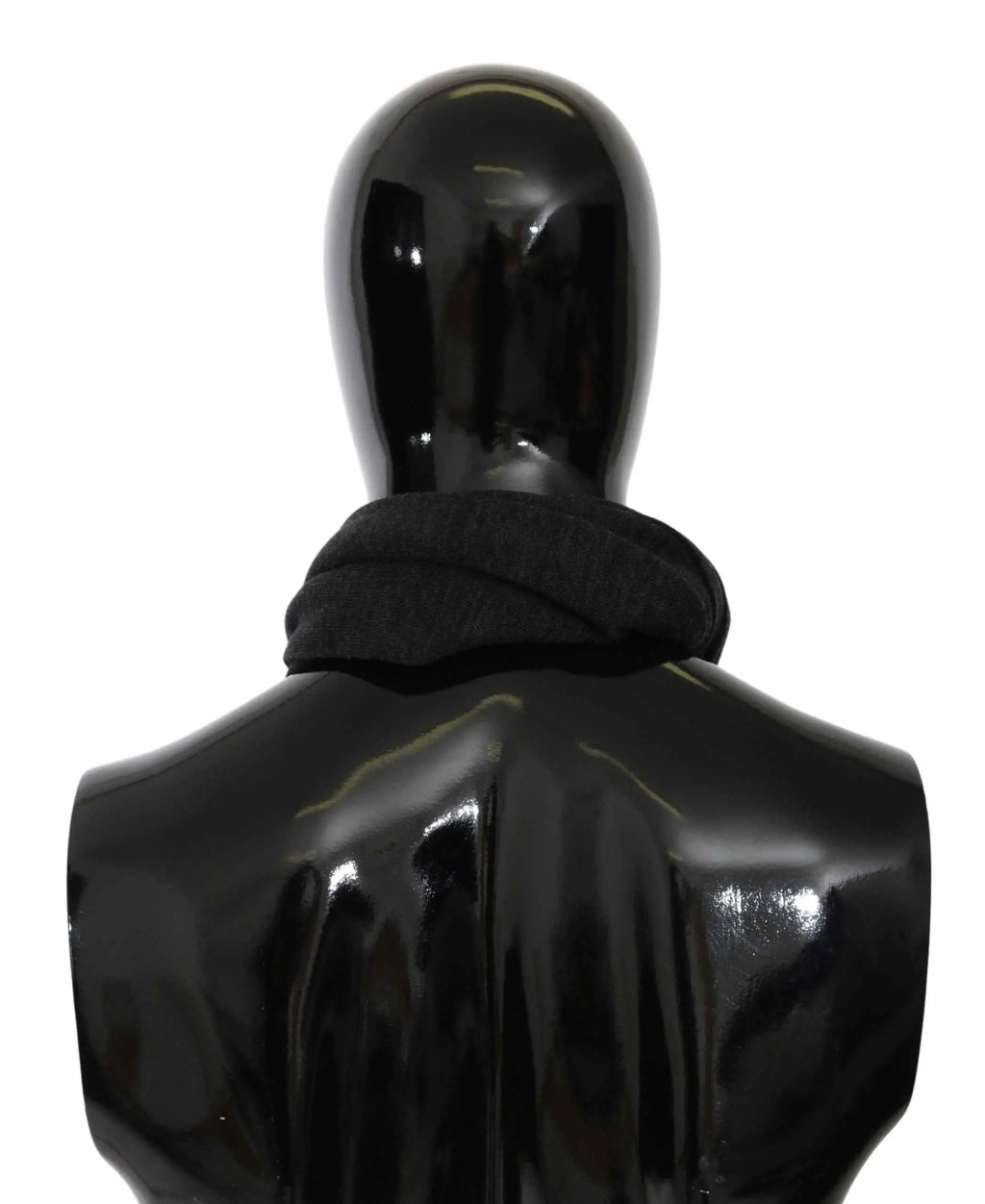 Mannequin noir brillant portant une écharpe noire en laine tricotée dolce & gabbana gray dgloveslondon