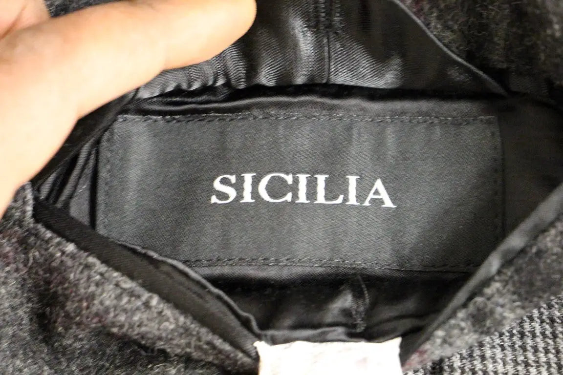Étiquette de marque sicilia en satin noir brodée en blanc sur manteau gris à double boutonnage dolce & gabbana