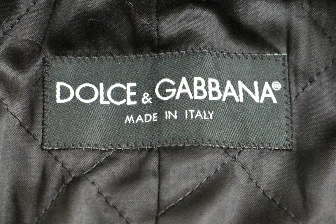 Image de tissu matelassé noir avec étiquette cousue dolce & gabbana made in italy sur manteau gris à double boutonnage