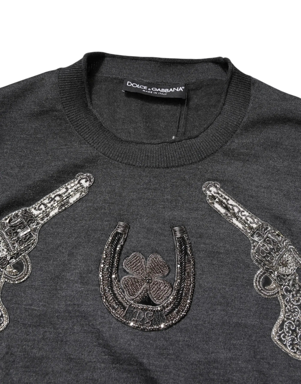 Pull homme dolce & gabbana gris en maille avec broderie argentée de pistolet, fer à cheval et trèfle