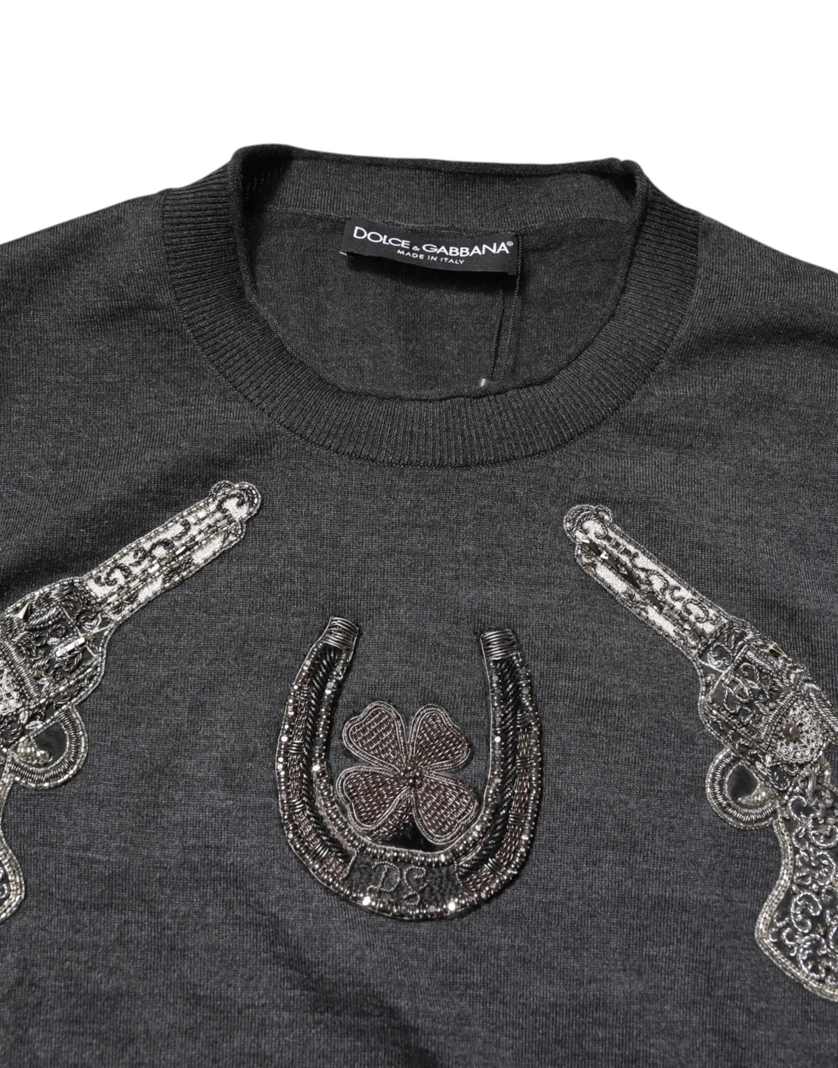 Pull homme dolce & gabbana gris en maille avec broderie argentée de pistolet, fer à cheval et trèfle