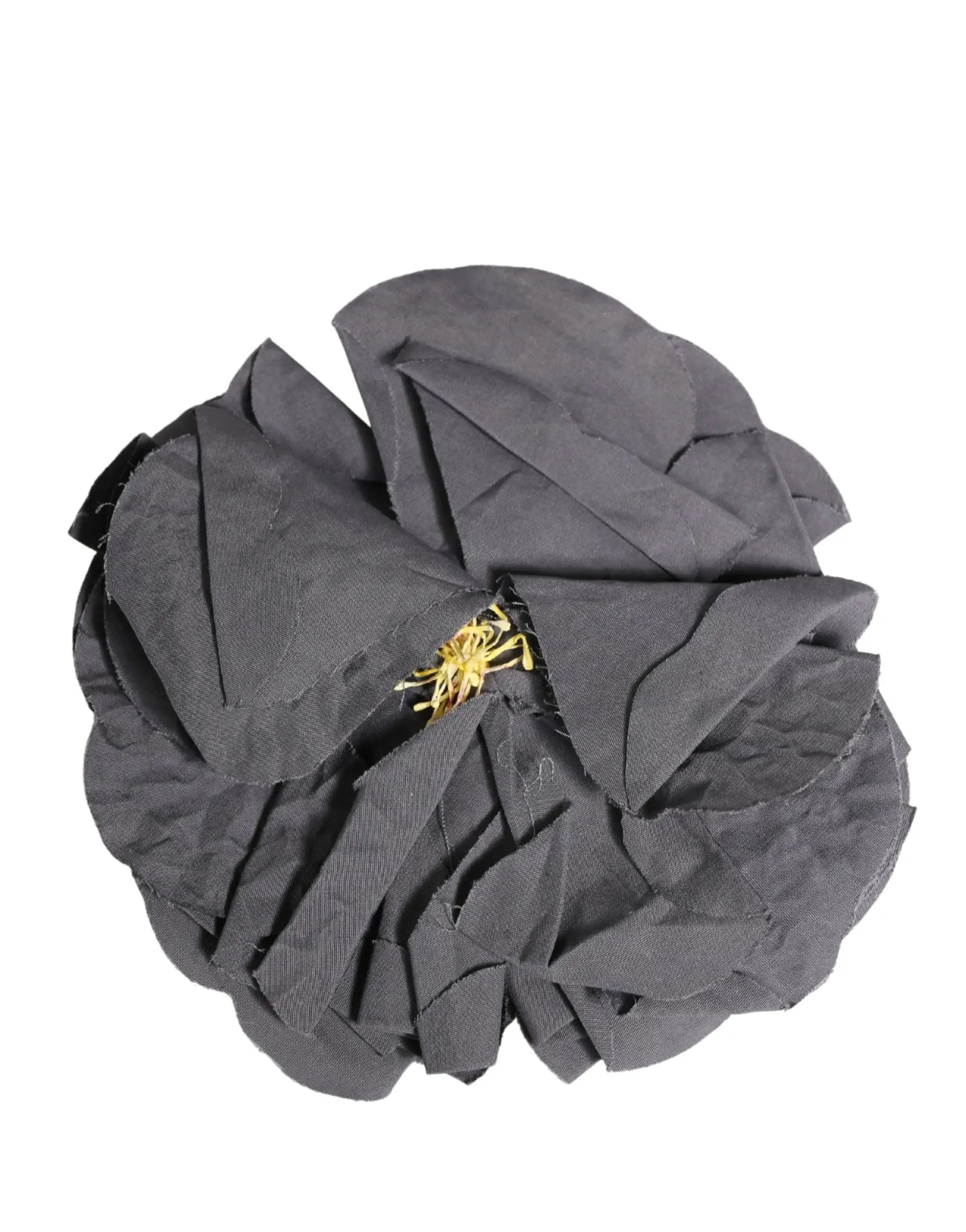 Broche bar en tissu popeline mélange de soie dolce & gabbana avec fleur grise aux pétales superposés et centre jaune