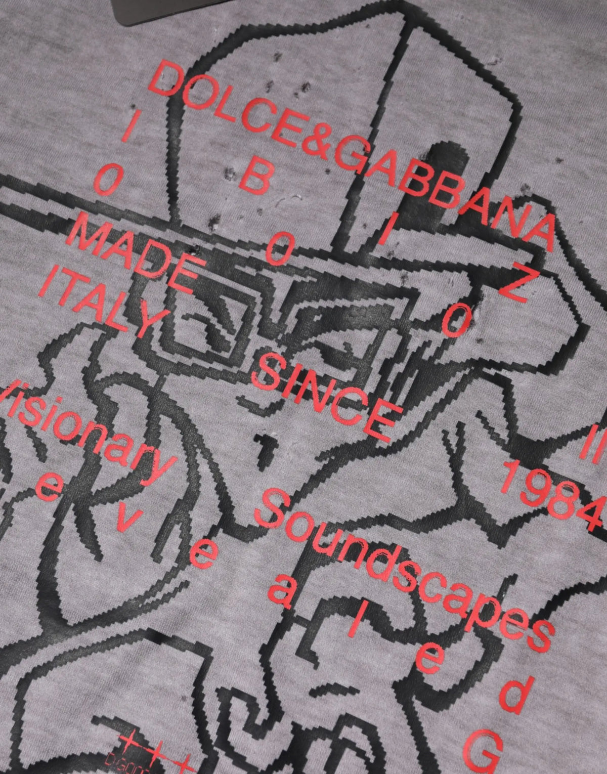 T-shirt dolce & gabbana gris en coton avec imprimé graphique noir et corail rouge et texte made in italy