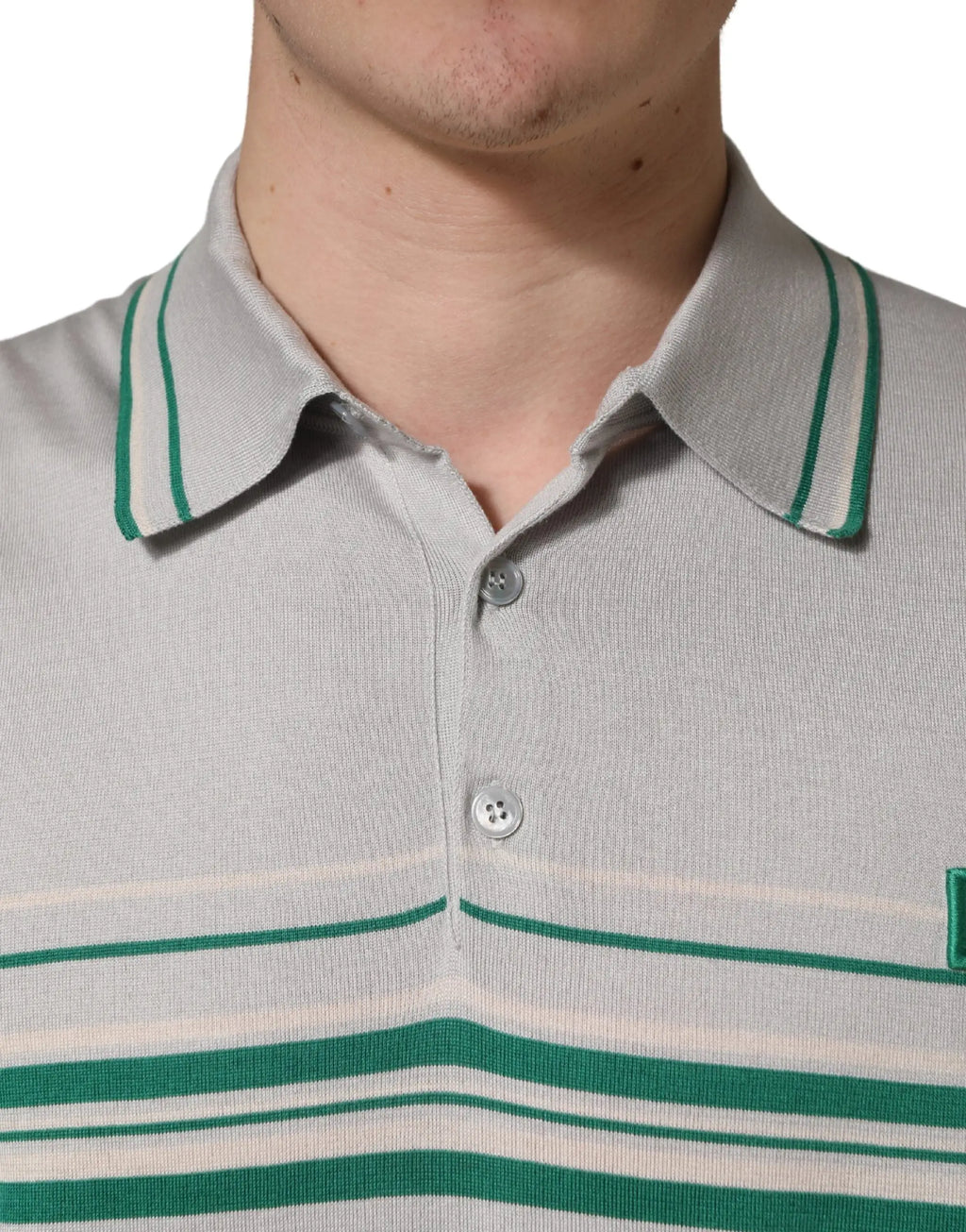 Dolce & gabbana polo t-shirt gris avec rayures vertes et blanches en soie avec col côtelé et patte boutonnée