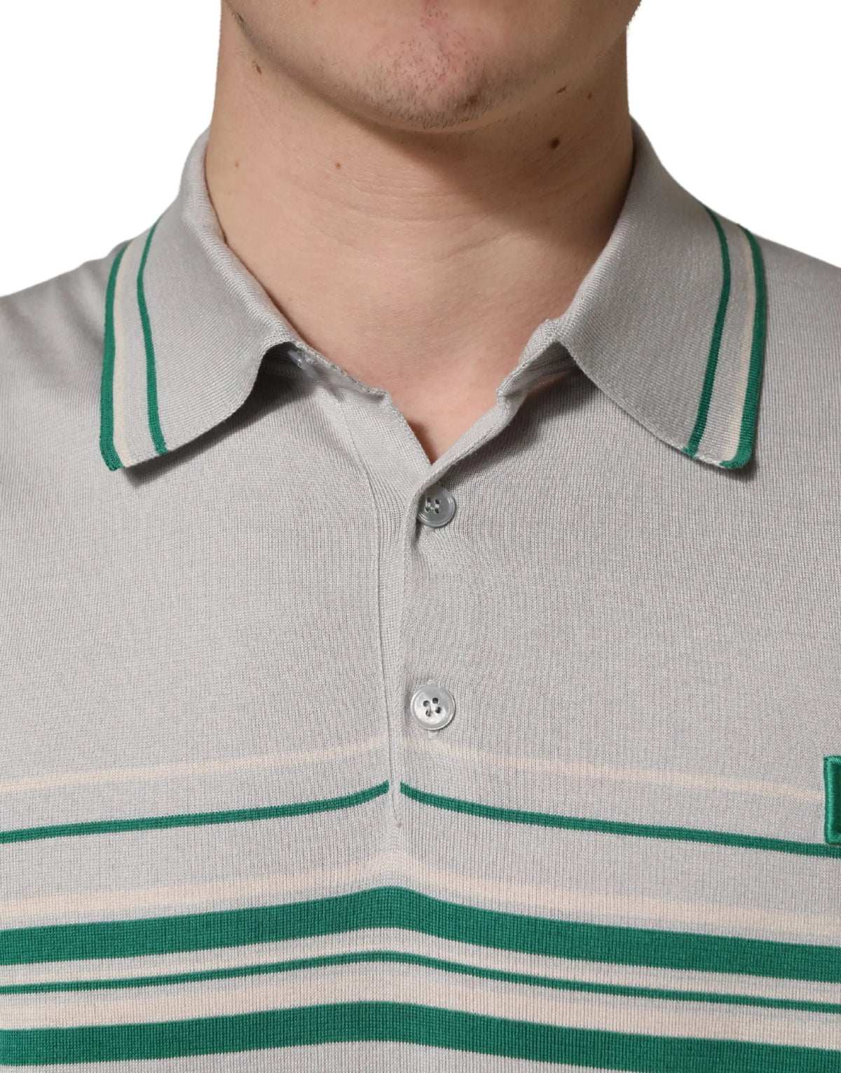 Dolce & gabbana polo t-shirt gris avec rayures vertes et blanches en soie avec col côtelé et patte boutonnée