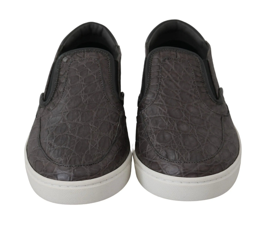 Dolce & gabbana mocassins homme en cuir gris avec embossage crocodile et semelles blanches en caoutchouc