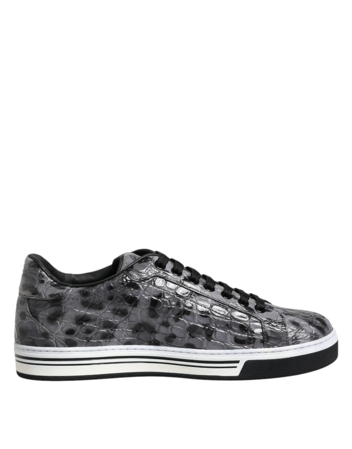Dolce & gabbana baskets basses en cuir gris embossé crocodile avec lacets noirs et semelle blanche à rayures noires