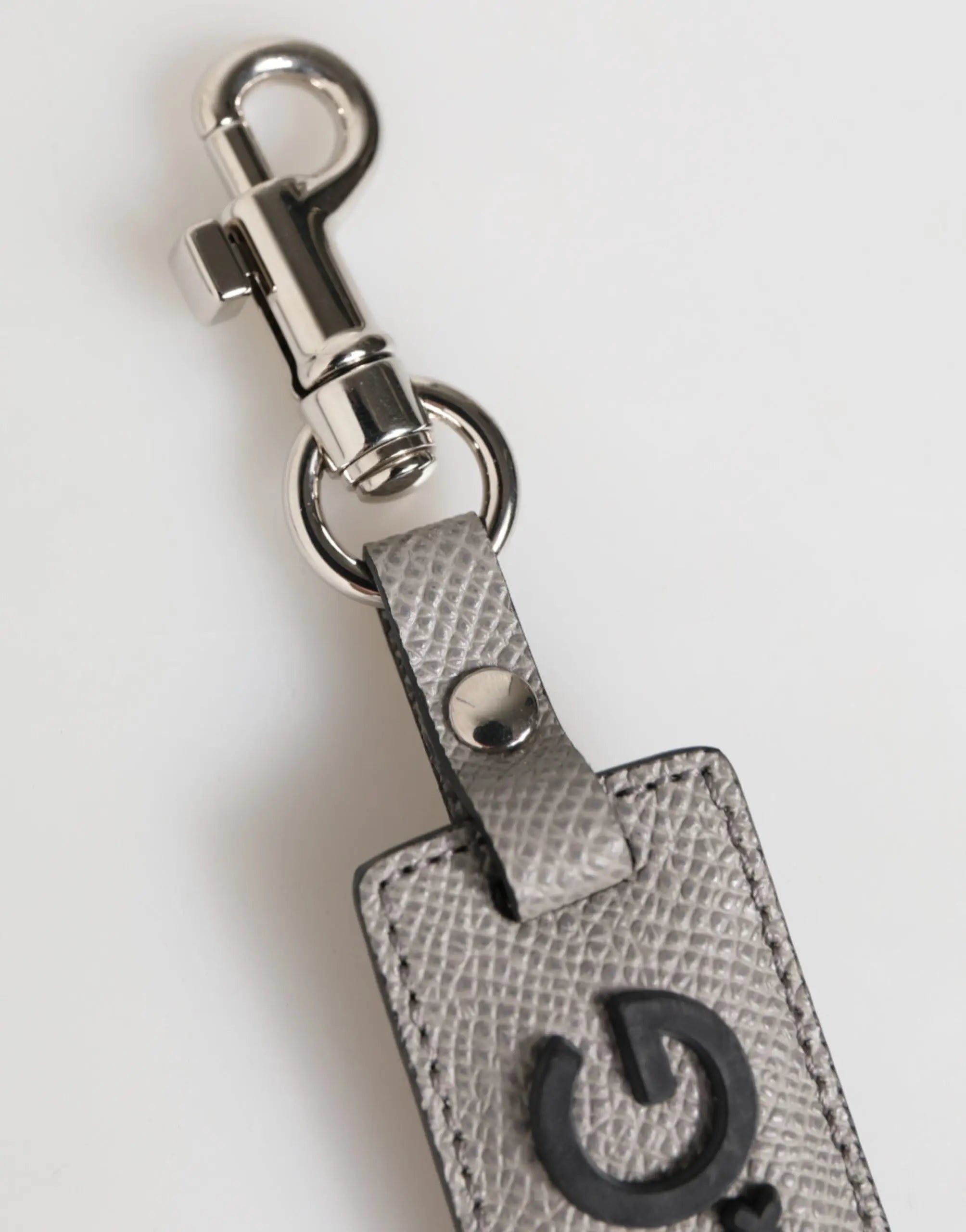 Porte-clés dolce & gabbana en cuir gris texturé avec logo noir embossé et fermoir métallique poli pour homme