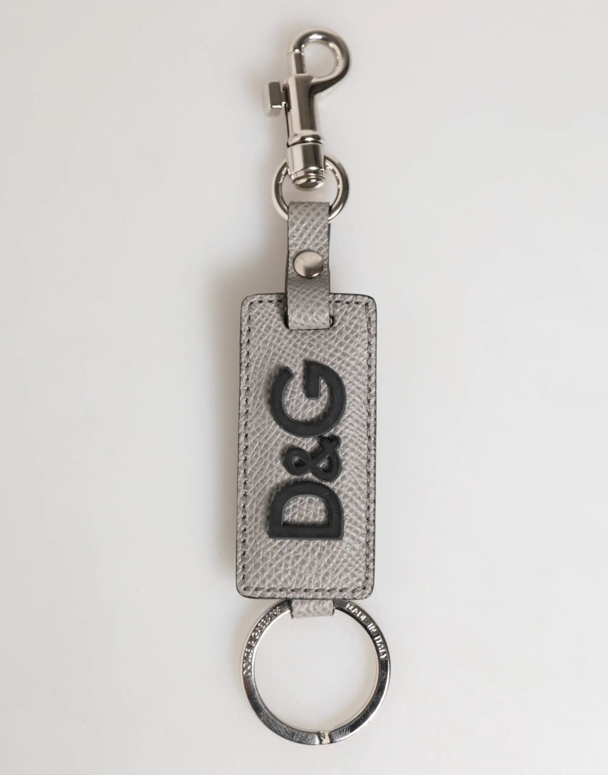 Porte-clés homme dolce & gabbana en cuir gris texturé avec logo d&g embossé noir et anneau métal