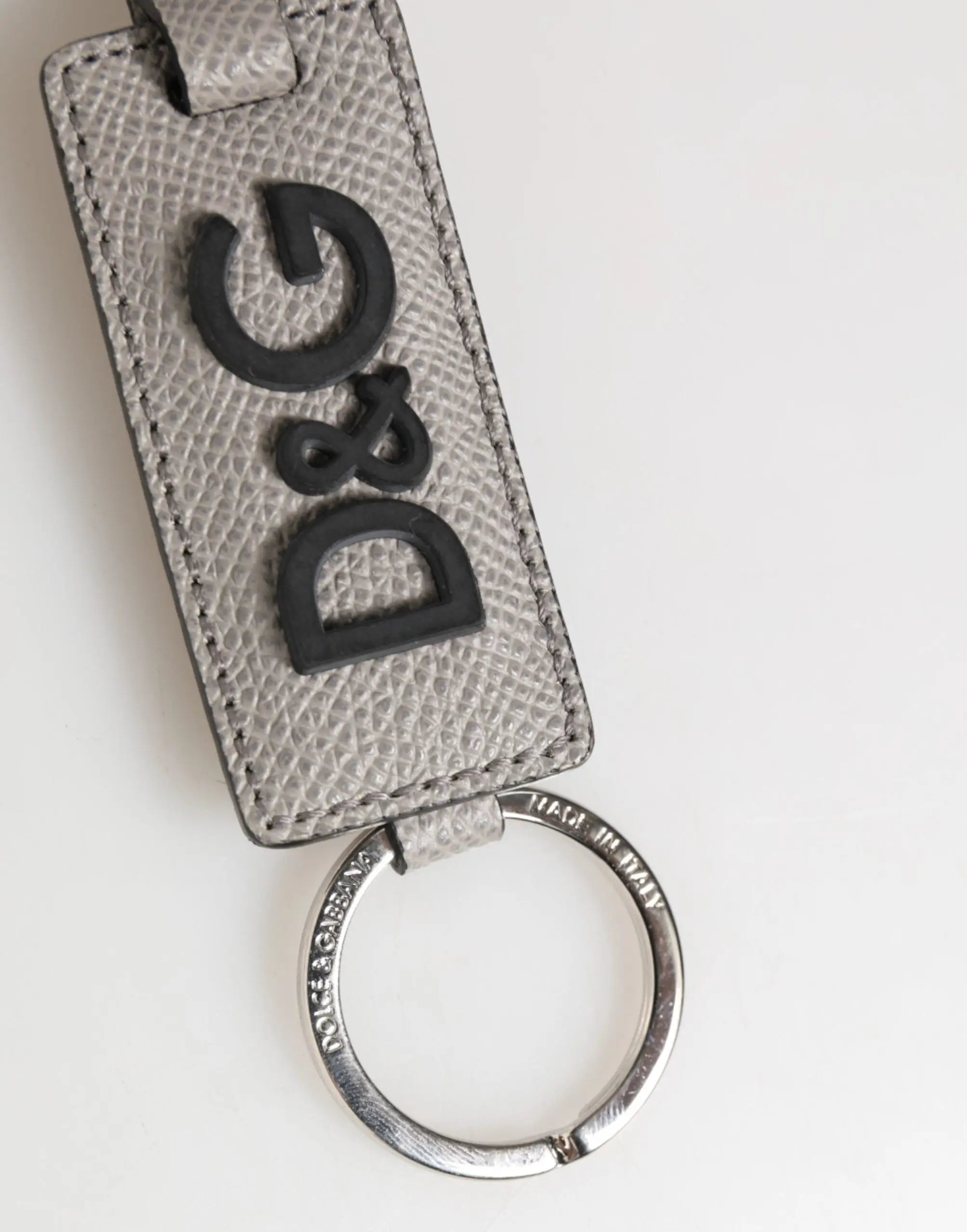 Porte-clés dolce & gabbana en cuir gris texturé avec logo d&g noir en relief et anneau métallique argenté pour homme
