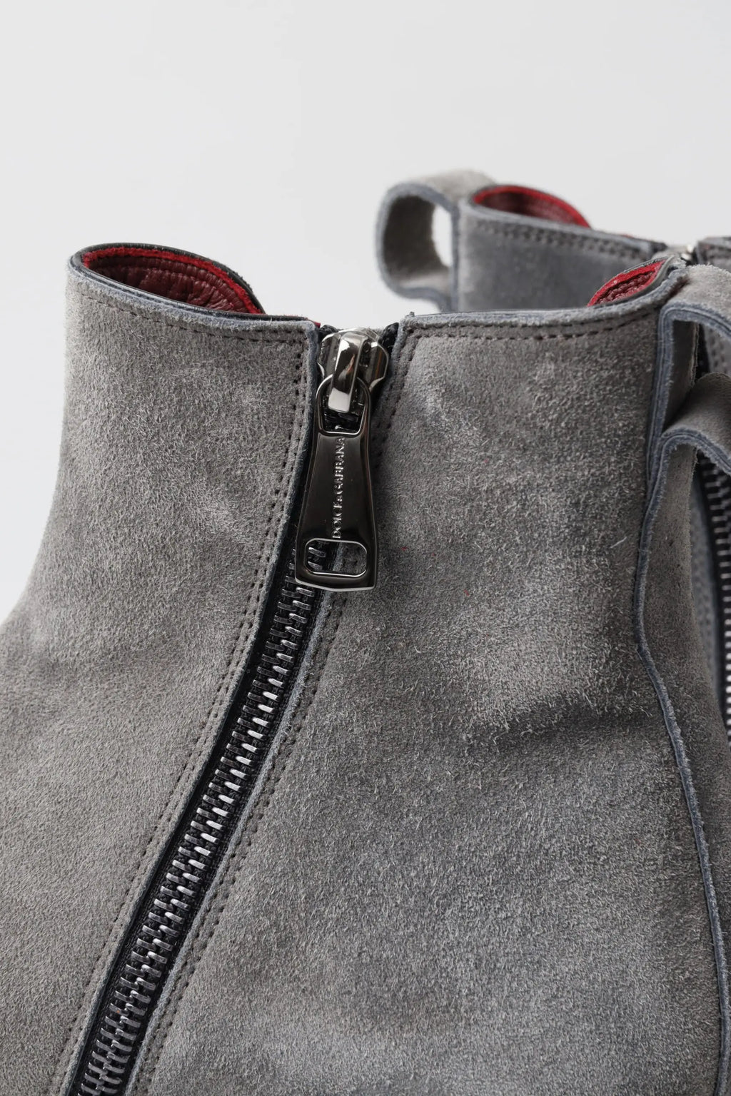 Dolce & Gabbana bottines homme en cuir gris en daim avec fermeture éclair noire et doublure intérieure rouge