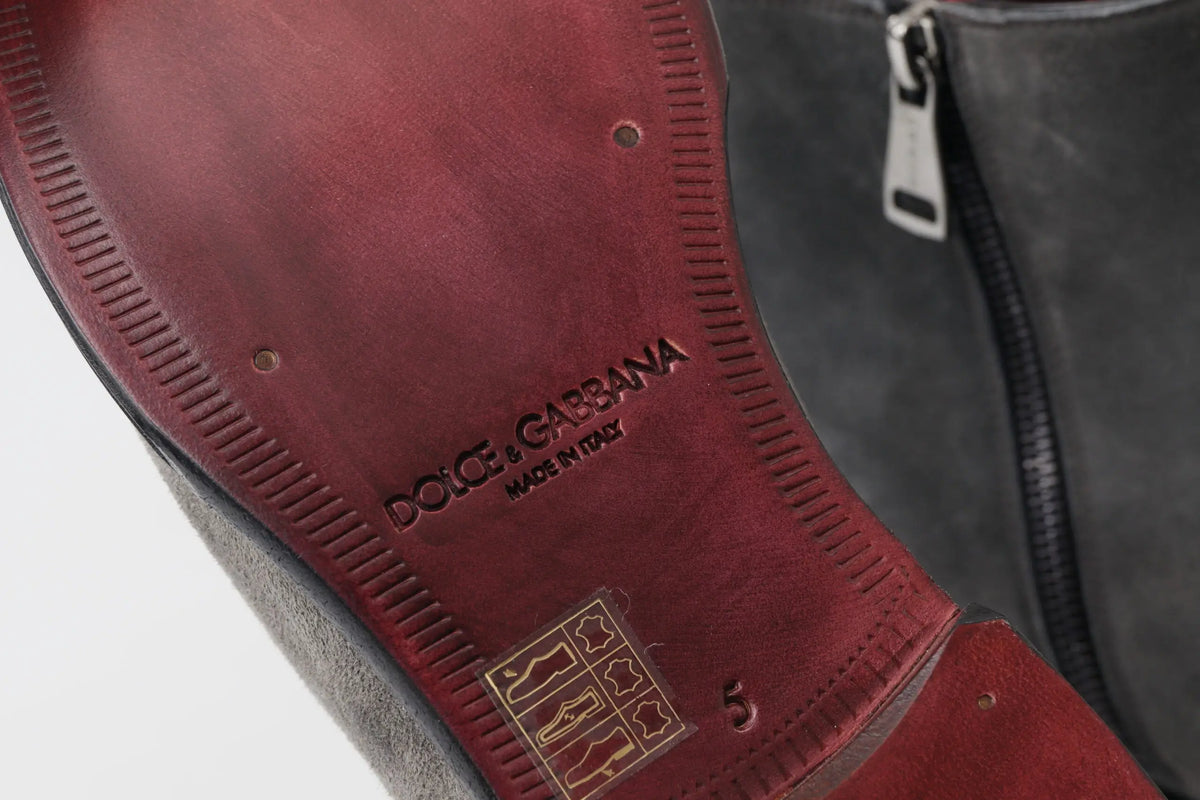 Semelle en cuir rouge foncé embossée du logo dolce gabbana et symboles de soin pour bottines hommes grises en cuir