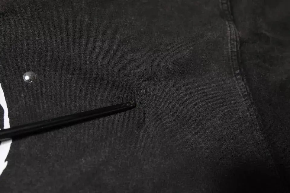 Tissu denim noir avec rivet argenté et coutures visibles sur t-shirt dolce gabbana gris imprimé léopard en coton col rond