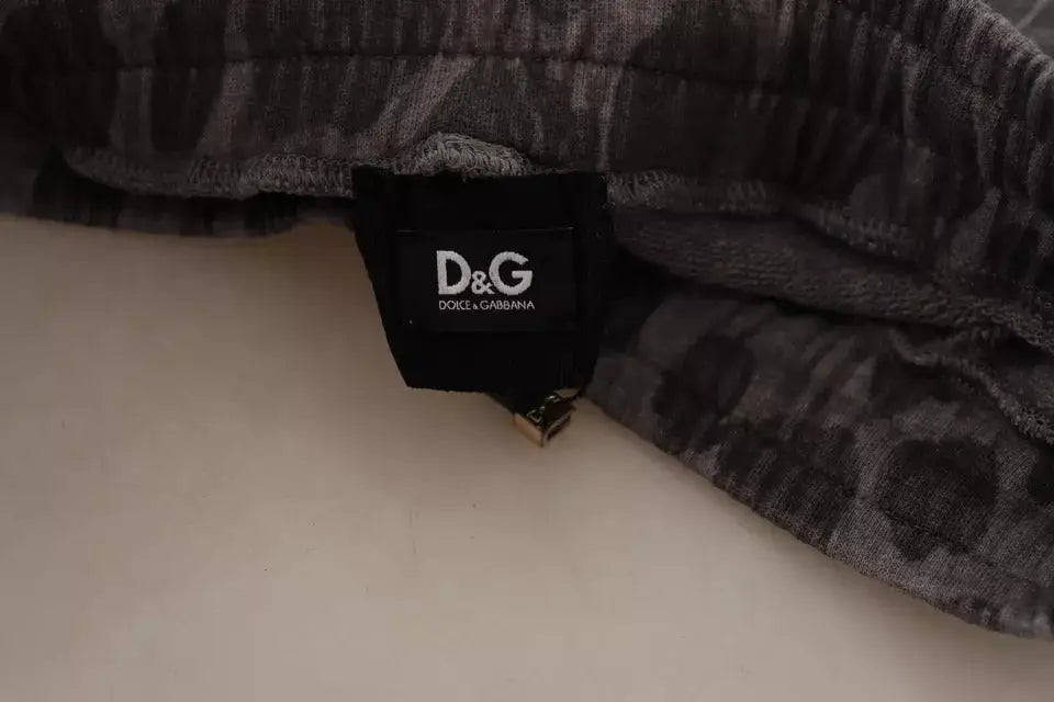 Étiquette noire dolce & gabbana cousue dans la ceinture d un pantalon jogger gris à motif léopard en tissu texturé