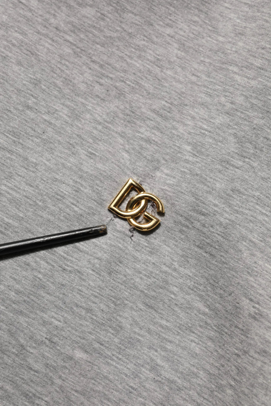 Charm doré métallisé dg sur sweat à capuche gris en coton dolce gabbana avec logo