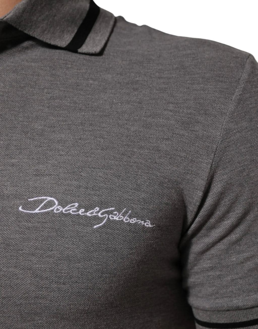 Polo dolce & gabbana gris avec logo brodé blanc et bordure noire élégant et confortable pour toute occasion