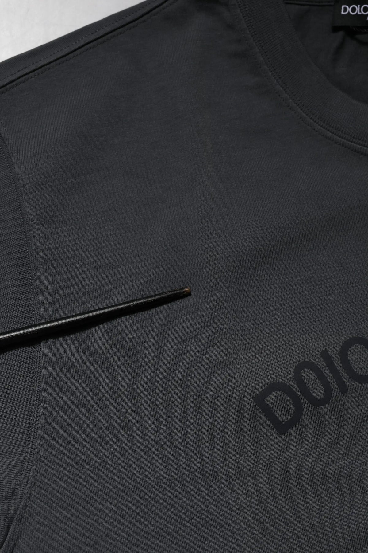 T-shirt dolce & gabbana noir en coton avec logo gris embossed subtil et col rond confortable