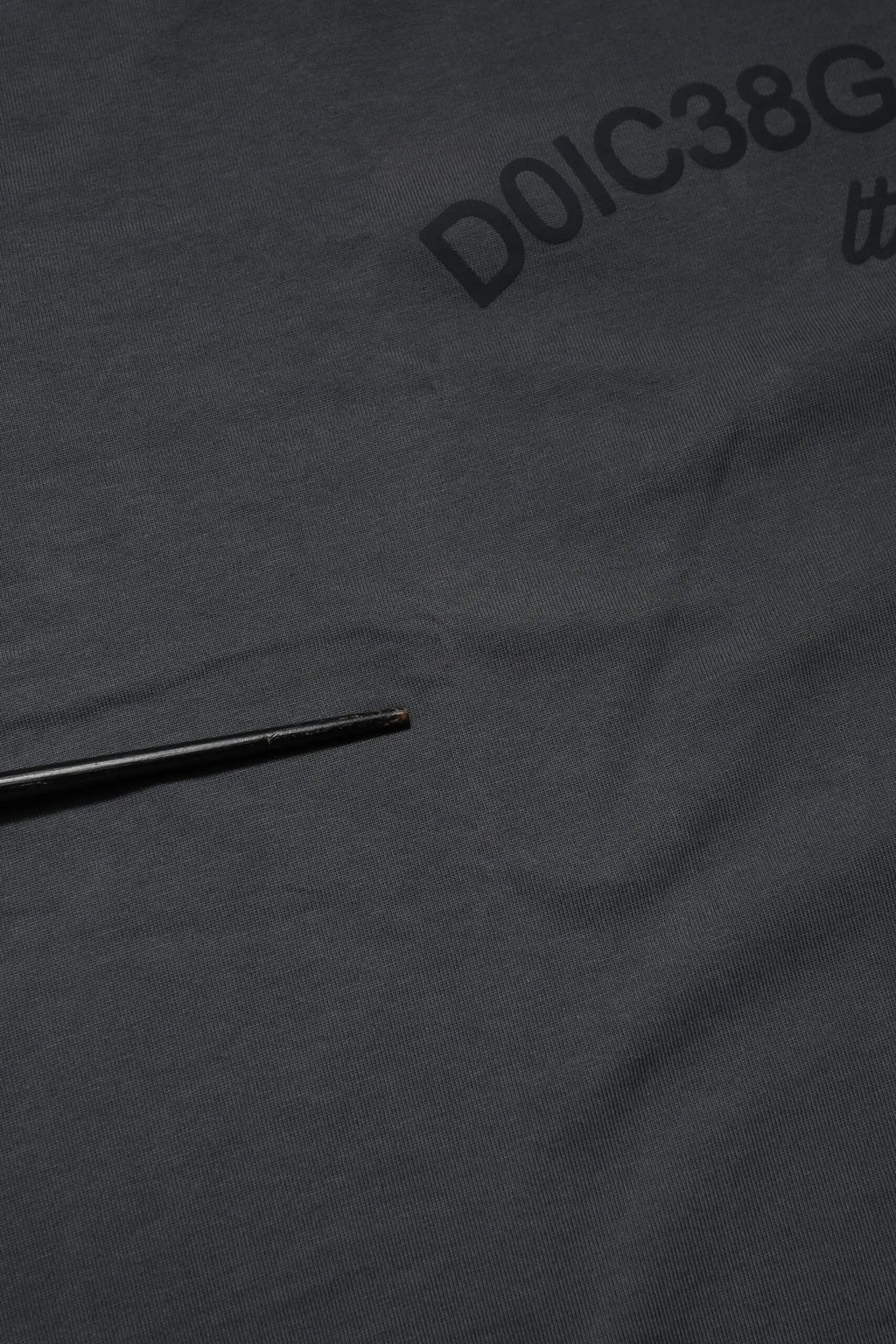 T-shirt dolce & gabbana en coton noir avec logo gris imprimé et un fin bâton noir posé dessus