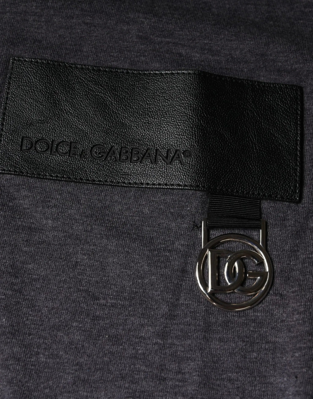 Étiquette dolce & gabbana en cuir noir avec pendentif logo dg argent sur t-shirt gris en coton col rond