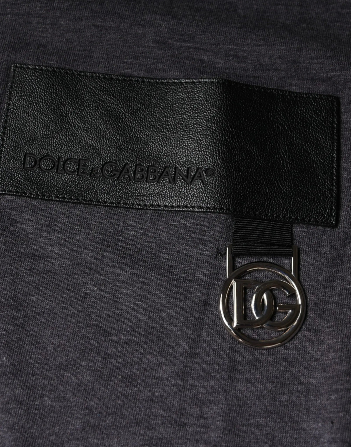Étiquette dolce & gabbana en cuir noir avec pendentif logo dg argent sur t-shirt gris en coton col rond