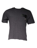 T-shirt dolce & gabbana gris foncé en coton avec patch en cuir noir et emblem métallique sur la poche poitrine