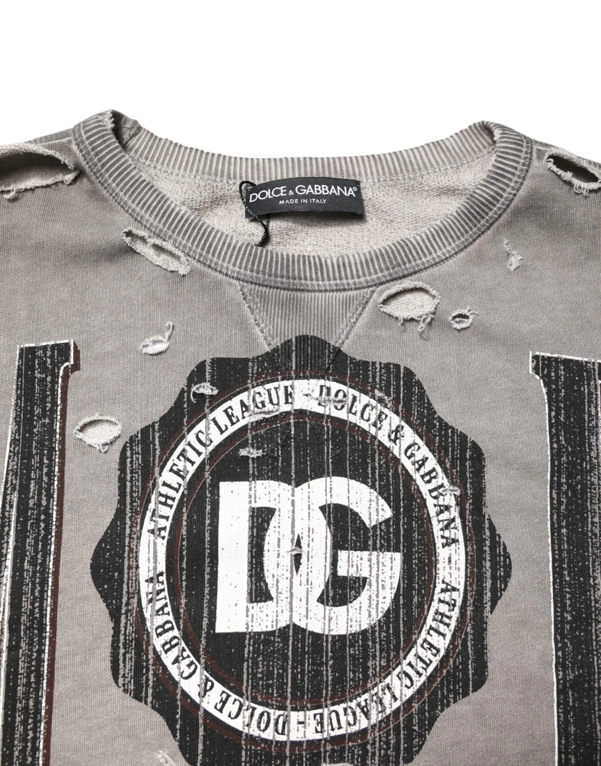 Sweatshirt gris distressed dolce gabbana avec logo dg noir et blanc et texte athletic league autour du logo