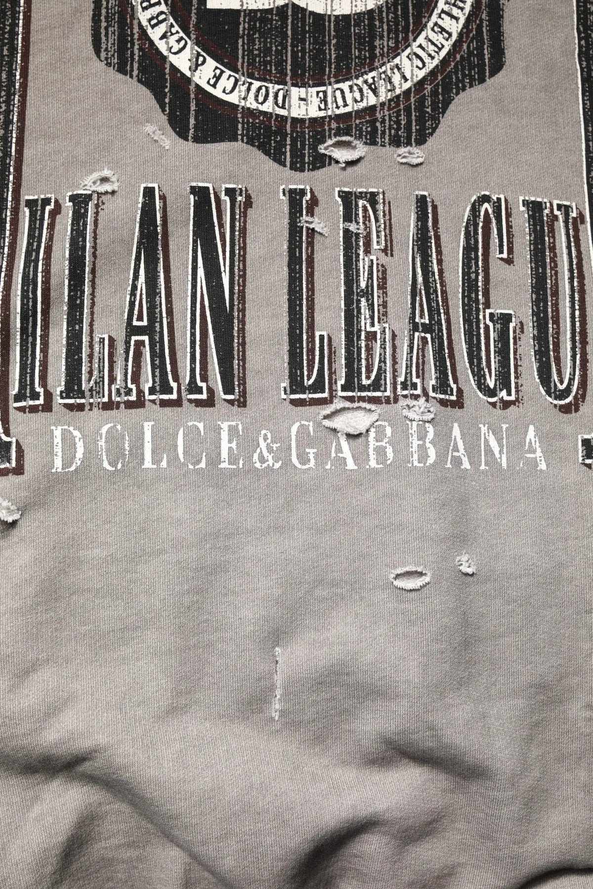 Sweatshirt dolce & gabbana gris délavé avec logo noir et blanc imprimé en lettres audacieuses