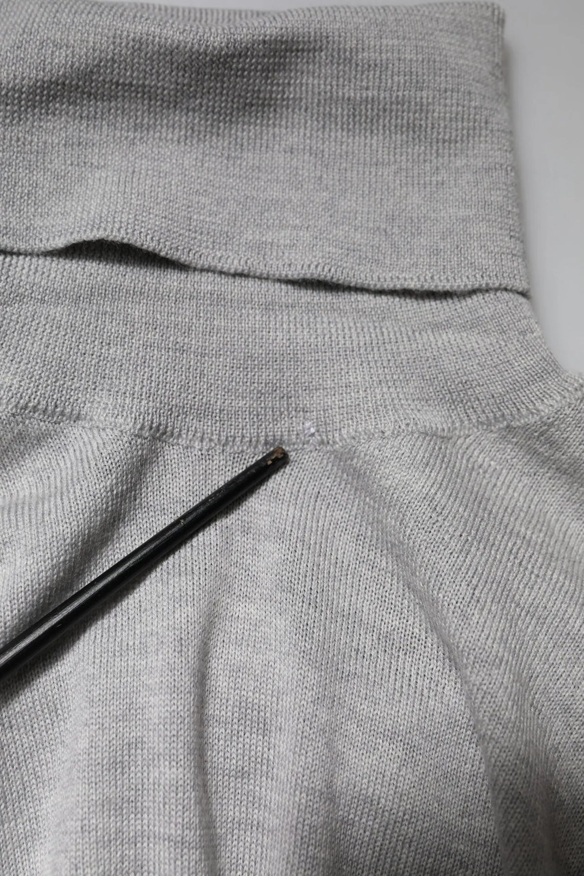 Dolce & gabbana pull col roulé gris en maille côtelée douce et chinée en laine pour l’hiver