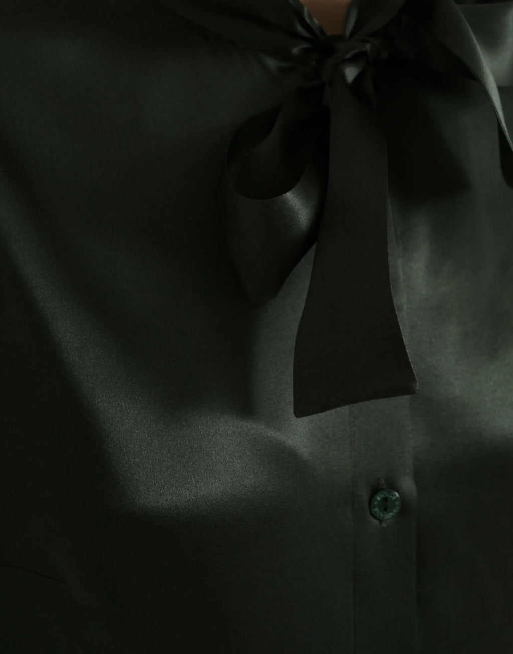 Blouse noire en satin dolce & gabbana avec manches longues et nœud noué au col ascot grise