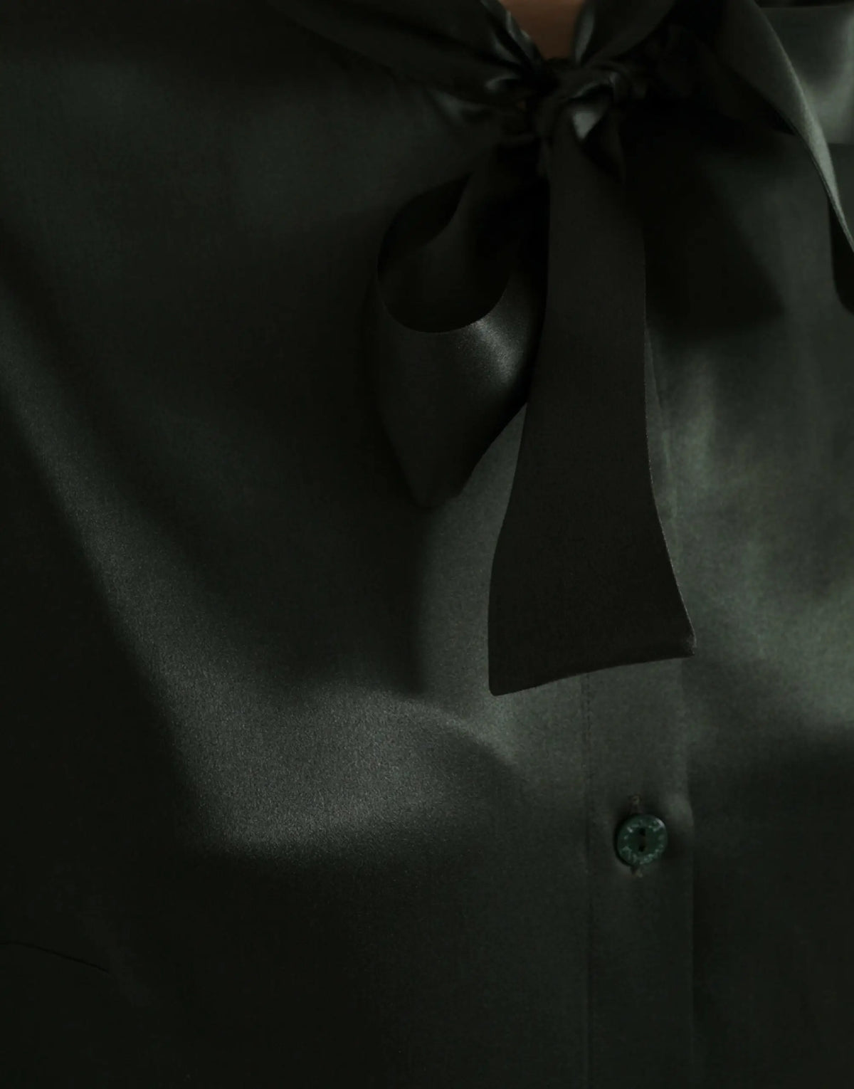 Blouse noire en satin dolce & gabbana avec manches longues et nœud noué au col ascot grise