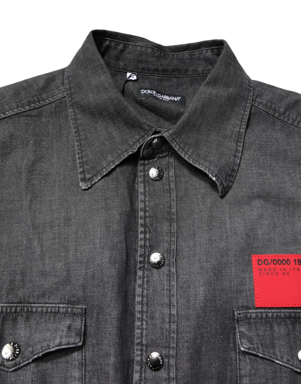 Chemise en jean grise dolce & gabbana à manches longues avec boutons argentés et patch rouge sur la poitrine
