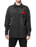 Chemise en denim gris à manches longues dolce & gabbana avec patch rectangulaire rouge sur la poitrine noire