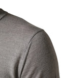 Pull-over dolce & gabbana gris en maille fine avec col rond côtelé et couture dépaule visible en gros plan