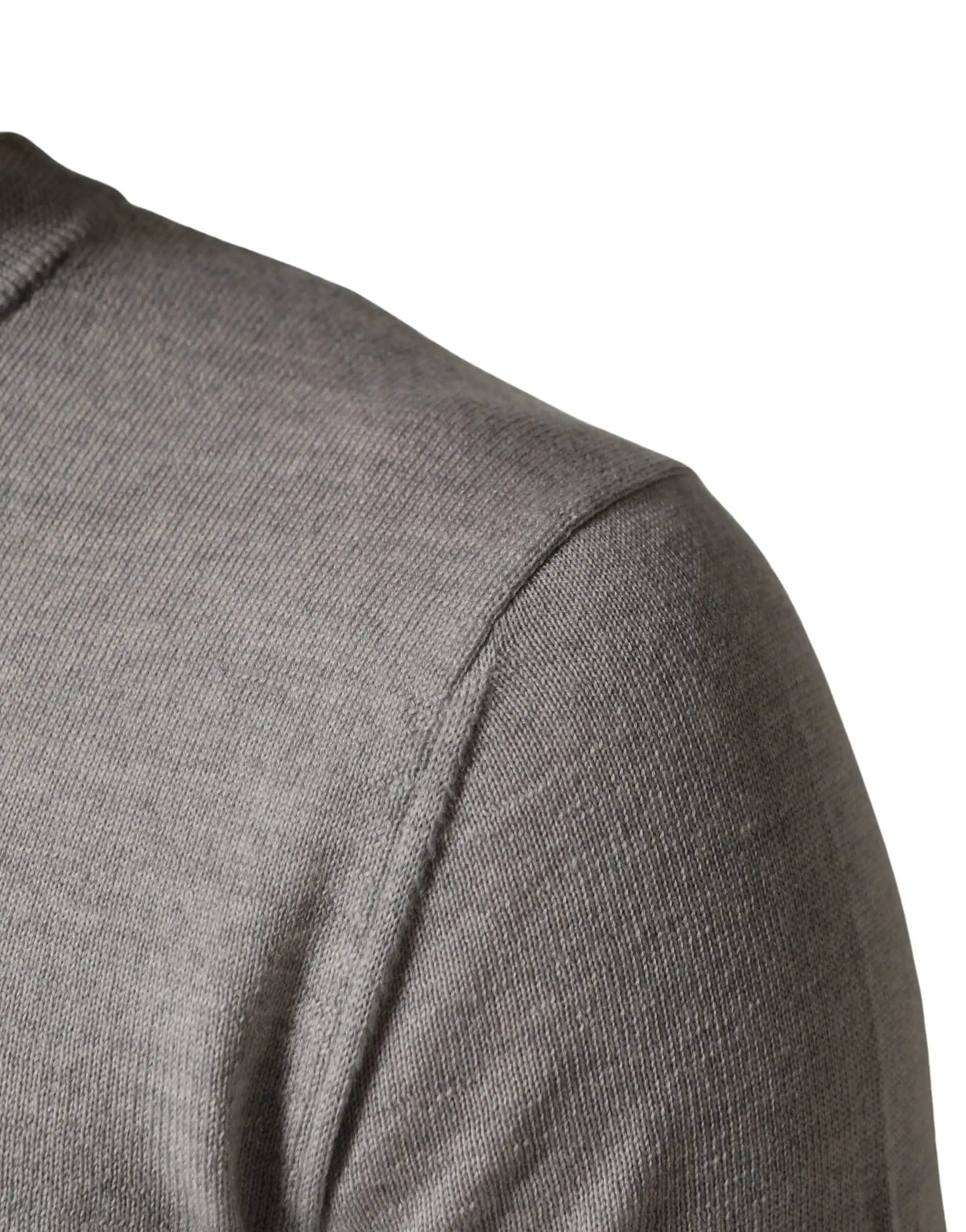 Pull-over dolce & gabbana gris en maille fine avec col rond côtelé et couture dépaule visible en gros plan