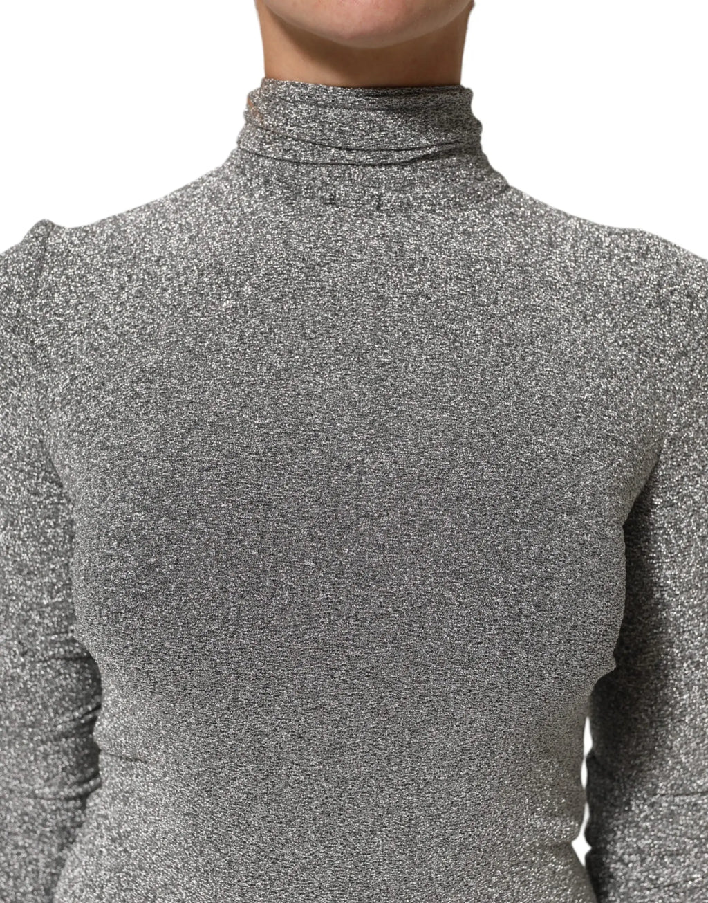 Top à col roulé argenté scintillant en tissu texturé porté avec robe fourreau manches longues en nylon gris dolce & gabbana