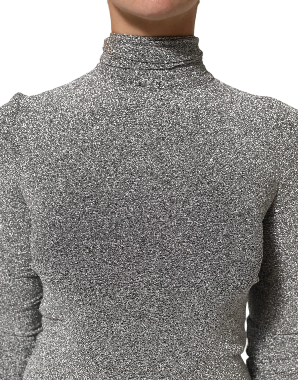 Top à col roulé argenté scintillant en tissu texturé porté avec robe fourreau manches longues en nylon gris dolce & gabbana