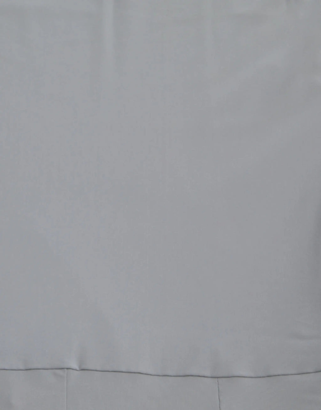 Tissu blanc texturé avec ourlet droit sur combinaison bustier gris en nylon dolce & gabbana