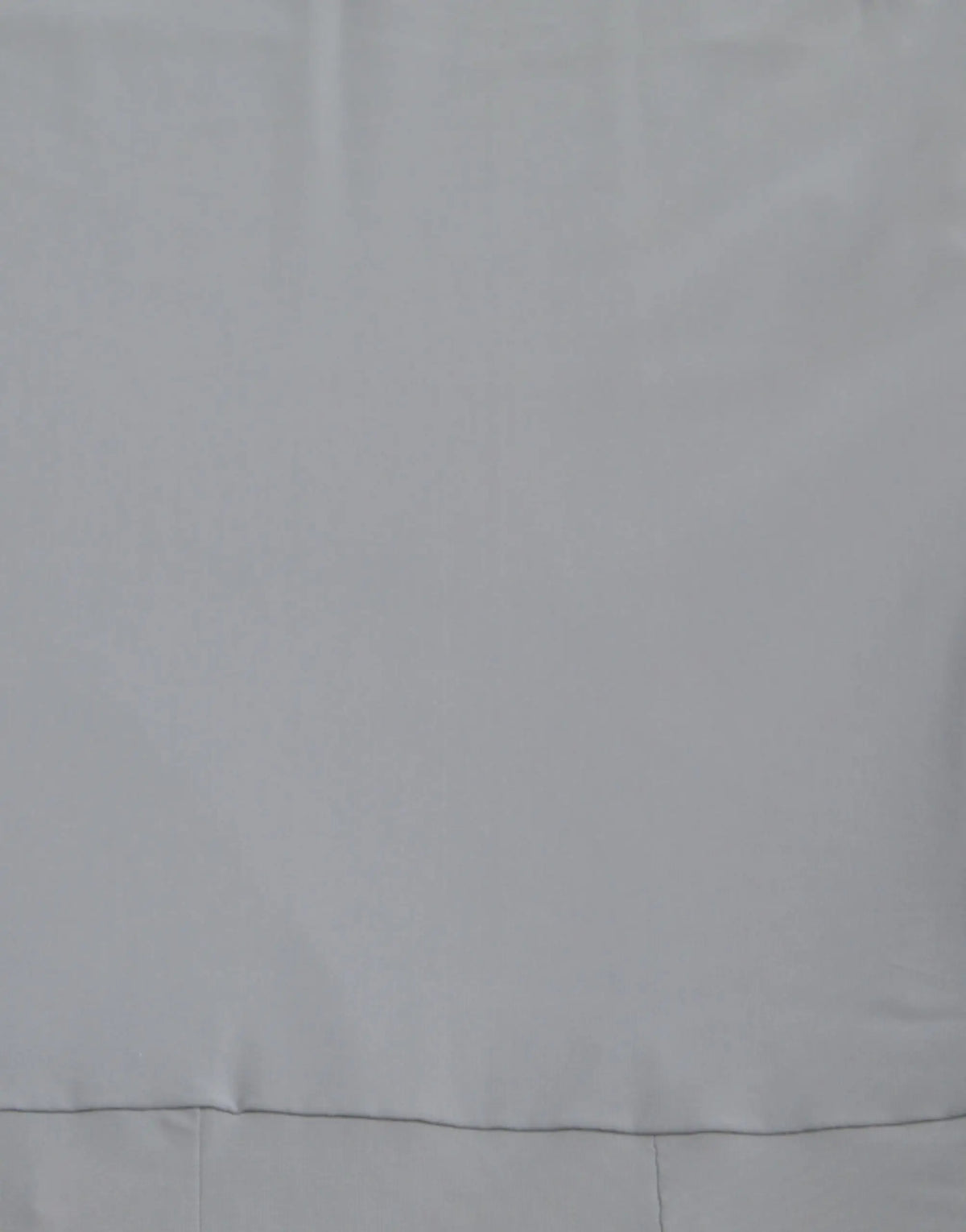 Tissu blanc texturé avec ourlet droit sur combinaison bustier gris en nylon dolce & gabbana