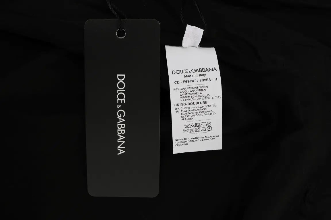 Étiquette noire dolce gabbana détaillant la composition et l’entretien d’une robe fourreau grise à pois en laine